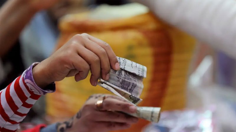 ضريبة جديدة قد تشعل الخلاف بين الحكومة وأصحاب المحال التجارية في مصر