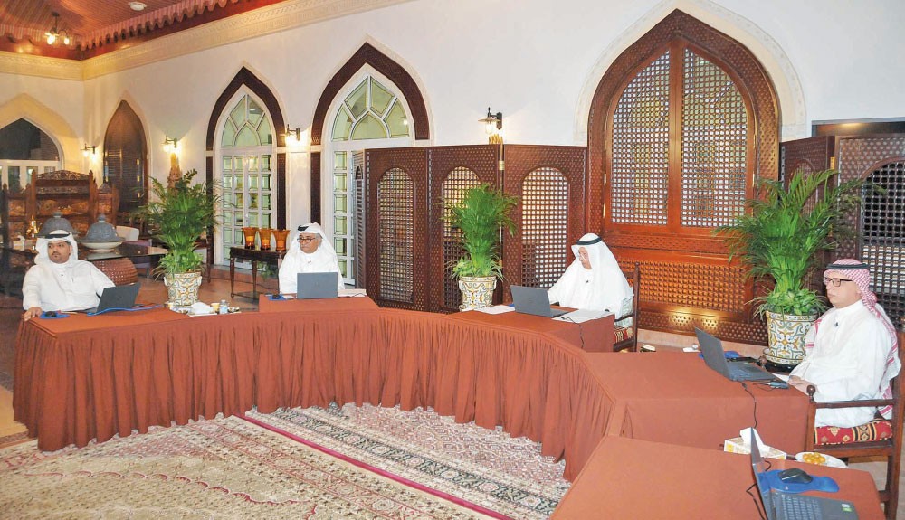 عبدالنبي الشعلة يتوسط منصة إدارة مجلس “البلاد”... وعلى يمينه مؤنس المردي وراشد الغائب... وعلى يساره إبراهيم التميمي