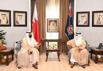وزير الداخلية يبحث مجالات التعاون الأمني خلال استقباله سفير البحرين لدى سلطنة عُمان