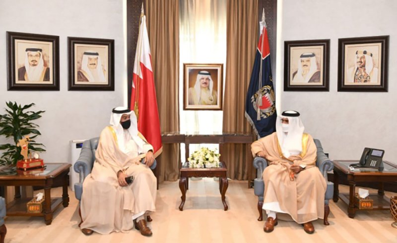وزير الداخلية يبحث مجالات التعاون الأمني خلال استقباله سفير البحرين لدى سلطنة عُمان
