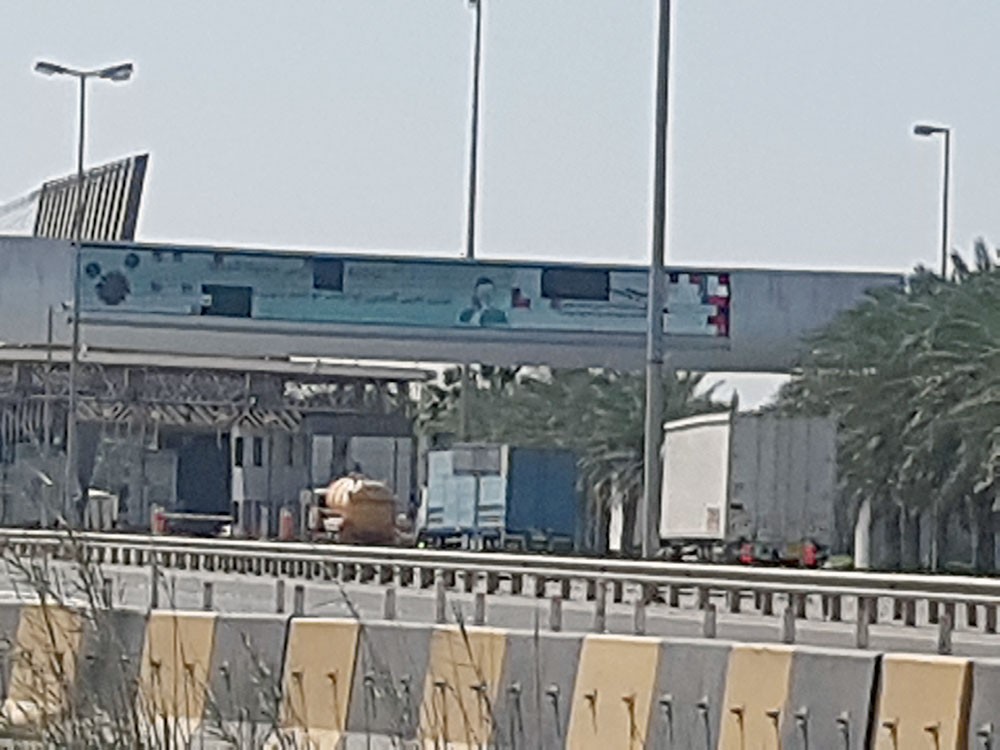 نع الشاحنات من العبور يحرم الكثير من الأسر من مصدر دخلها.