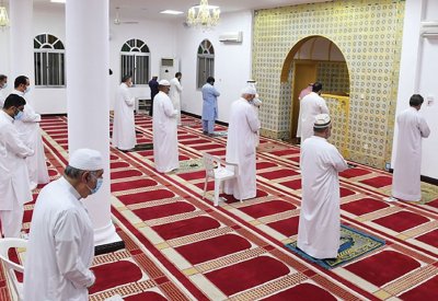 غلق ثلاثة مساجد بعد سماح القائمين عليها بدخول مصلّين غير متطعمين ومن بينهم حالات قائمة
