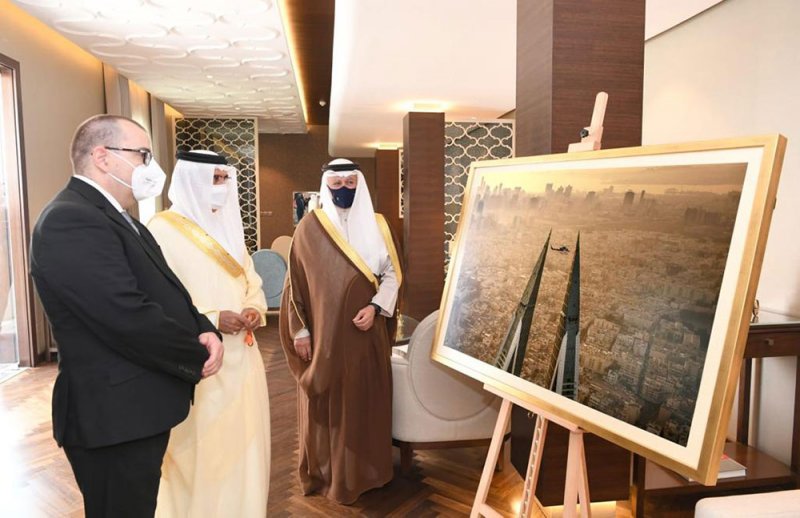 وزير الداخلية يشيد بمضامين كتاب (وجوه من البحرين) ويعتبره عملا فنيا متكاملا