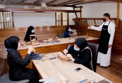 طلبة قسم العمارة والتصميم الداخلي بجامعة البحرين في زيارة لمركز الجسرة للحرف