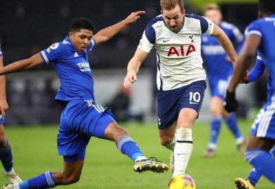 لاعب بالدوري الإنجليزي عازم على اللعب وهو صائم.. ومدربه يعلق