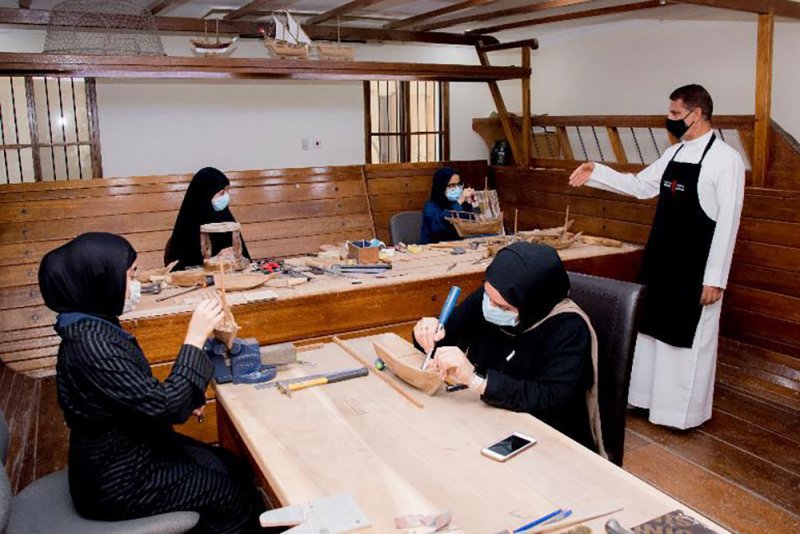 طلبة قسم العمارة والتصميم الداخلي بجامعة البحرين في زيارة لمركز الجسرة للحرف