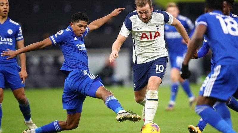 لاعب بالدوري الإنجليزي عازم على اللعب وهو صائم.. ومدربه يعلق