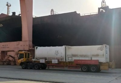 بالصور: دولة عربية تسعف الهند بـ80 مليون طن أكسجين سائل
