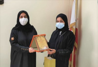 تكريم الطالبة "رغد" لتميزها الملفت في التدريب على التكنولوجيا