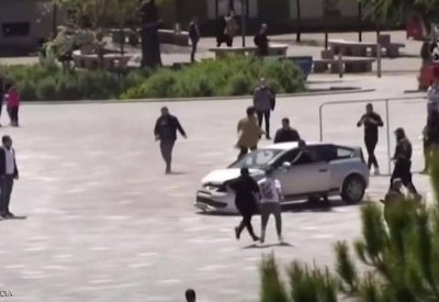 بالفيديو: قفزة مذهلة توقف سيارة طائشة في قلب الطريق