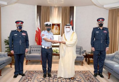 معالي وزير الداخلية يكرم شرطيا أنقذ طفلا صغيرا بالقرب من مدفع الإفطار لحظة الاطلاق