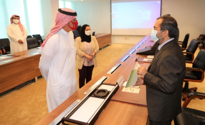 وزير الصناعة والتجارة والسياحة يكرم عددا من المخترعين البحرينيين