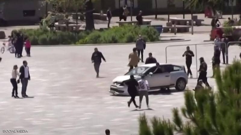 بالفيديو: قفزة مذهلة توقف سيارة طائشة في قلب الطريق