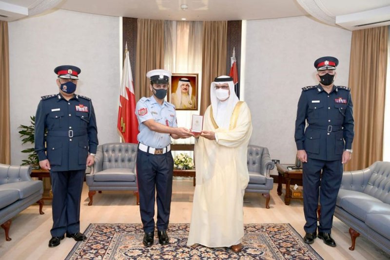 معالي وزير الداخلية يكرم شرطيا أنقذ طفلا صغيرا بالقرب من مدفع الإفطار لحظة الاطلاق