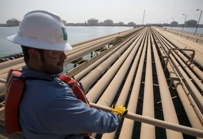 بلومبرغ: "أرامكو" تدرس بيع حصتها في خطوط أنابيب الغاز الطبيعي