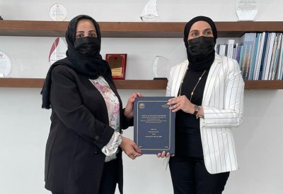 السيد تتسلم نسخة من رسالة الماجستير لمشرفة التمريض نوال عباس