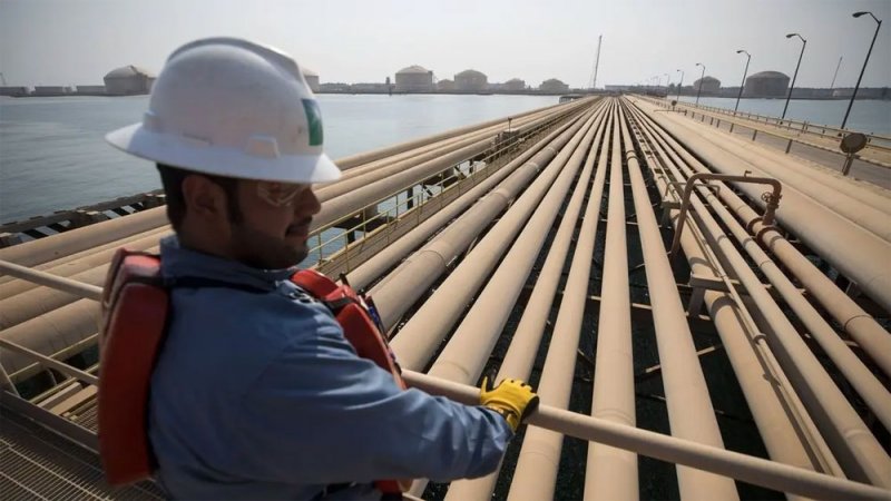 بلومبرغ: "أرامكو" تدرس بيع حصتها في خطوط أنابيب الغاز الطبيعي