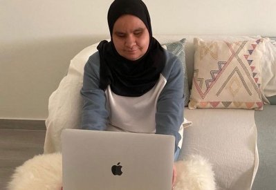 معلمون مكفوفون يتدربون عن بعد ضمن برامج معدة خصيصة لهم