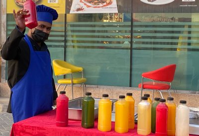 العصائر الطبيعية الملونة تطفئ ظمأ الصائمين