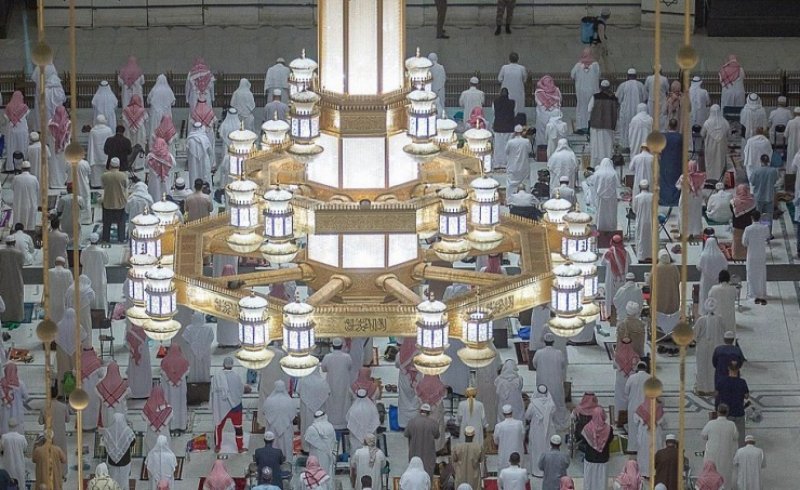 120 ألف وحدة إنارة تشع بأضوائها في أرجاء المسجد الحرام وساحاته وسطحه ومناراته