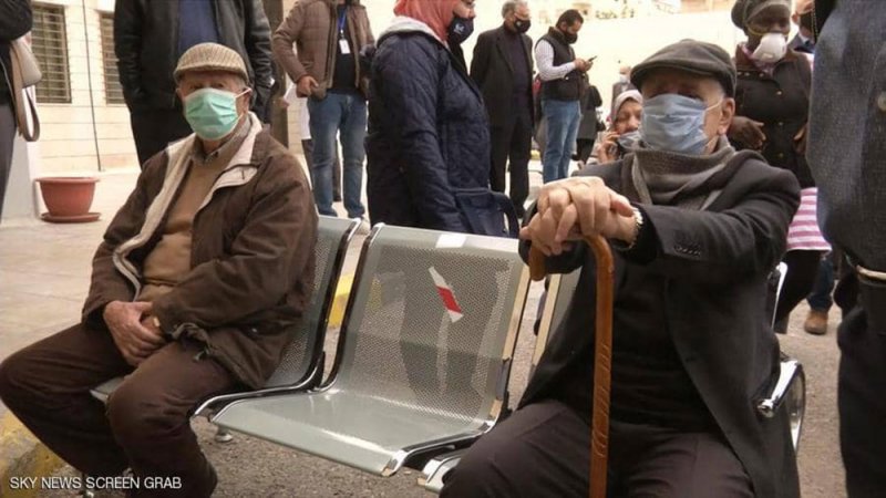 الأردن يخفف إجراءات كورونا ويحفز على اللقاح