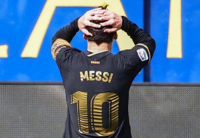 تفاصيل لقاء والد ميسي ورئيس برشلونة.. هل يبقى "البرغوث"؟