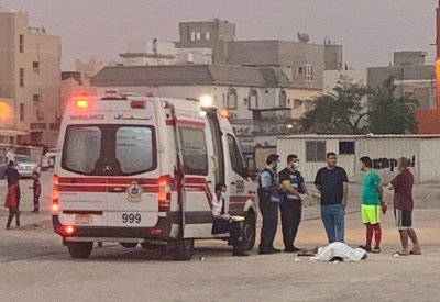 بالصور: وفاة خمسيني بملعب سفالة في سترة