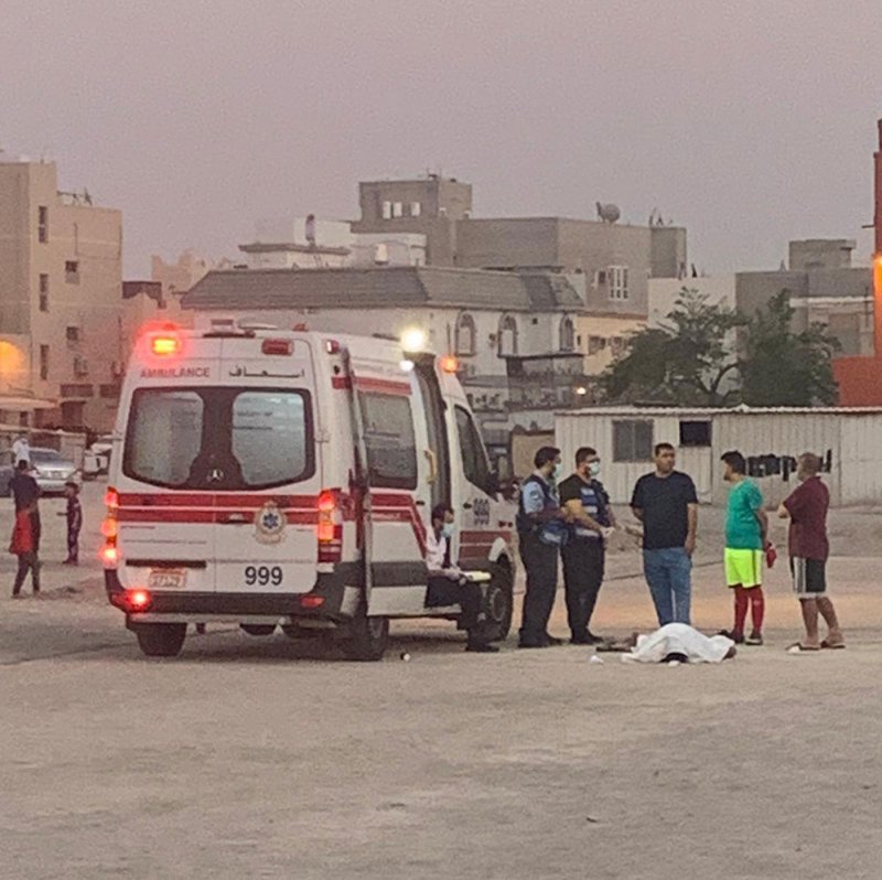 بالصور: وفاة خمسيني بملعب سفالة في سترة