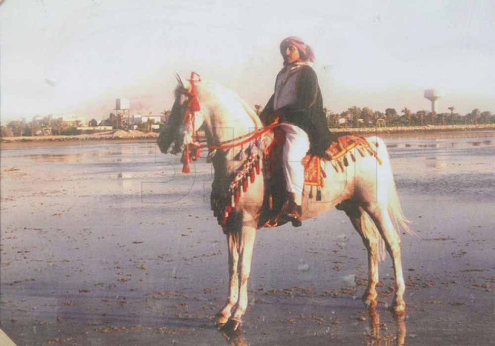 المرحوم في صورة بالزي العربي التقطت في الثمانينات