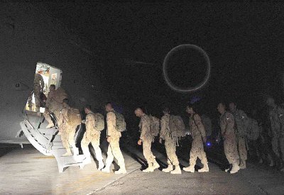 “الناتو” يبدأ الانسحاب من أفغانستان ويبقي الأيدي على الزناد