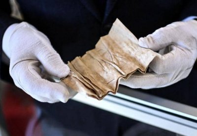 بالصور: جورب وقطعة قماش ملطخة بدم نابليون في مزاد