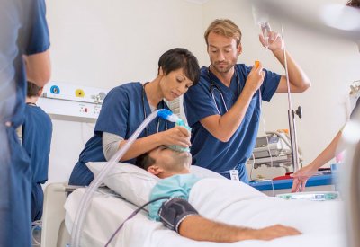 طلاب طب بريطانيون يغوصون في غرفة العناية المركزة بواسطة الواقع الافتراضي