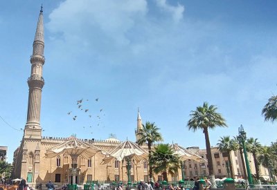 مسجد الحسين قبلة السياحة الرمضانية في مصر