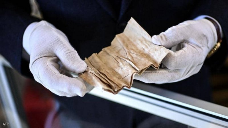 بالصور: جورب وقطعة قماش ملطخة بدم نابليون في مزاد