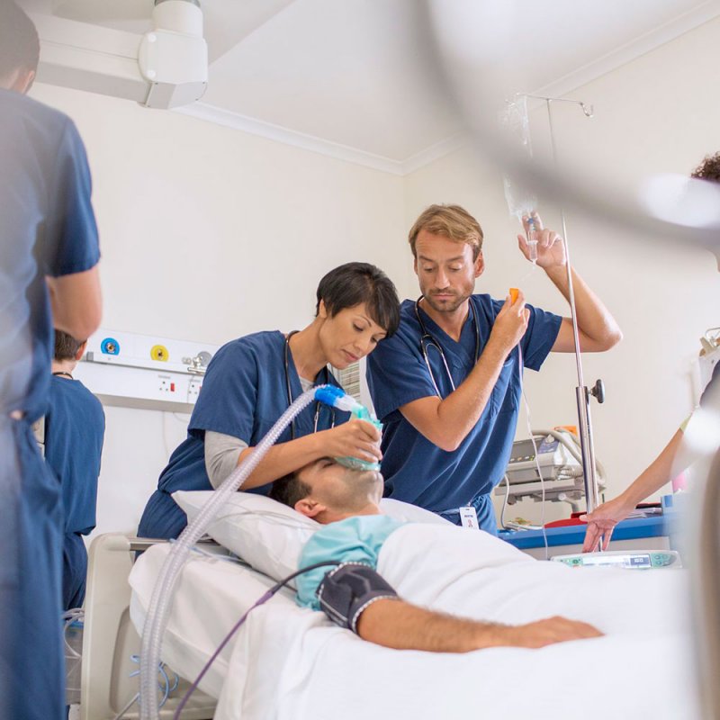 طلاب طب بريطانيون يغوصون في غرفة العناية المركزة بواسطة الواقع الافتراضي