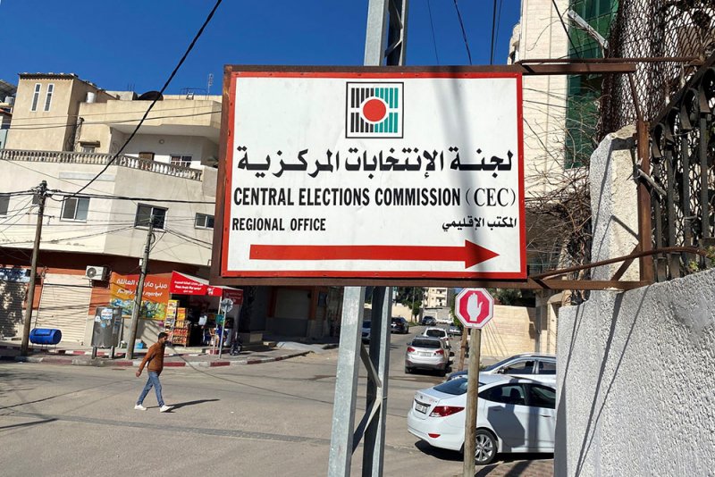 كيف يبدو المشهد السياسي في فلسطين بعد تأجيل الانتخابات؟