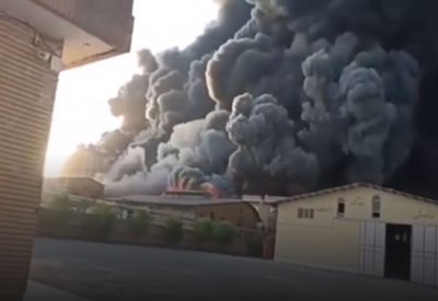 بالفيديو: اندلاع حريق في مصنع للكيماويات في إيران بالقرب من قم