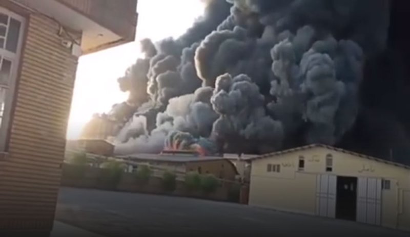 بالفيديو: اندلاع حريق في مصنع للكيماويات في إيران بالقرب من قم