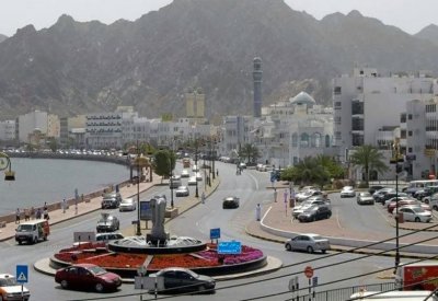 سلطنة عمان تشدد إجراءات كورونا وتحظر الأنشطة التجارية في عيد الفطر