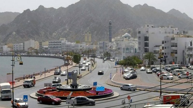 سلطنة عمان تشدد إجراءات كورونا وتحظر الأنشطة التجارية في عيد الفطر