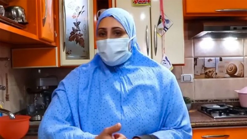 بالفيديو: سخرية من يوتيوبر مصرية.. أعدت "العشاء الأخير" لعائلتها
