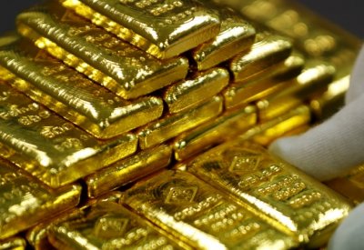 انخفاض أسعار الذهب في المعاملات الفورية بنسبة 0.4 بالمئة