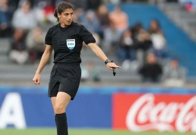بالصور: حكمة من أصول فلسطينية تدير نهائي دوري أبطال أوروبا