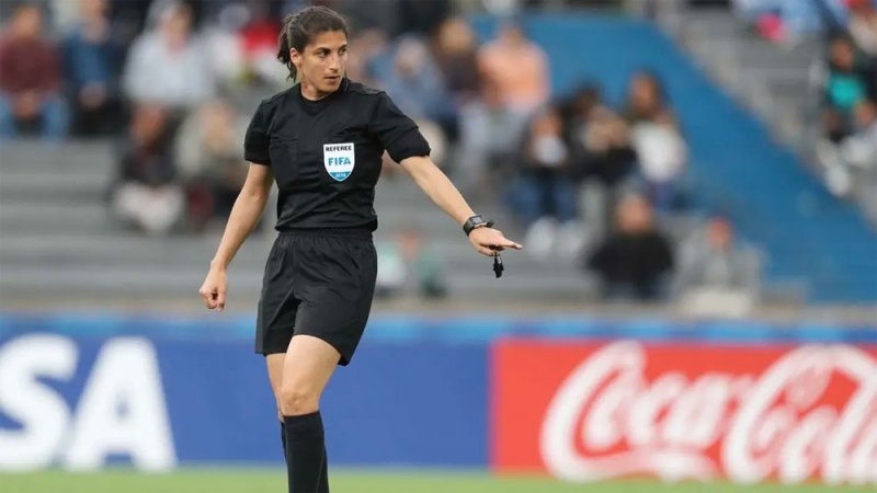بالصور: حكمة من أصول فلسطينية تدير نهائي دوري أبطال أوروبا