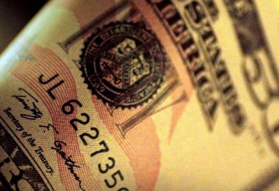 الدولار يهبط والأنظار تتجه لتقرير الوظائف الأميركية