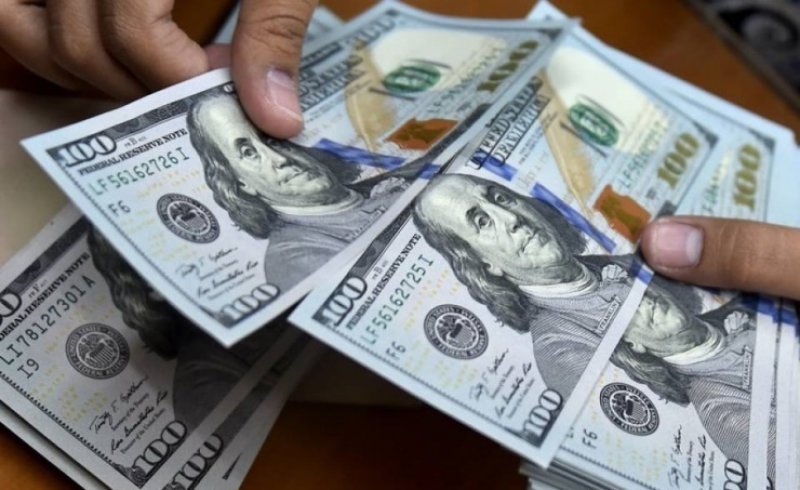 الدولار يتراجع من أعلى مستوى له في أكثر من أسبوعين