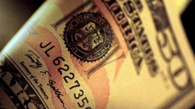 الدولار يهبط والأنظار تتجه لتقرير الوظائف الأميركية