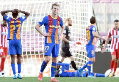 برشلونة وأتلتيكو مدريد يتعادلان ويمنحان الريال "فرصة" الصدارة