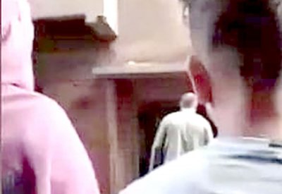 مصري يلقي بابنته من الشرفة بسبب “دقائق”