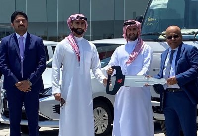 "الزياني للسيارات" تقوم بتسليم مجموعة من سياراتها لـ"غاز البحرين"